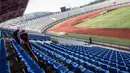 Sejumlah pekerja sedang membersihkan bangku penonton di Stadion Indomilk Arena, Tangerang pada Rabu (25/08/2021) sore WIB. Hal tersebut merupakan salah satu bentuk perawatan dan persiapan stadion untuk menyambut kompetisi BRI Liga 1 yang akan segera bergulir. (Foto: Bola.com/Bagaskara Lazuardi)