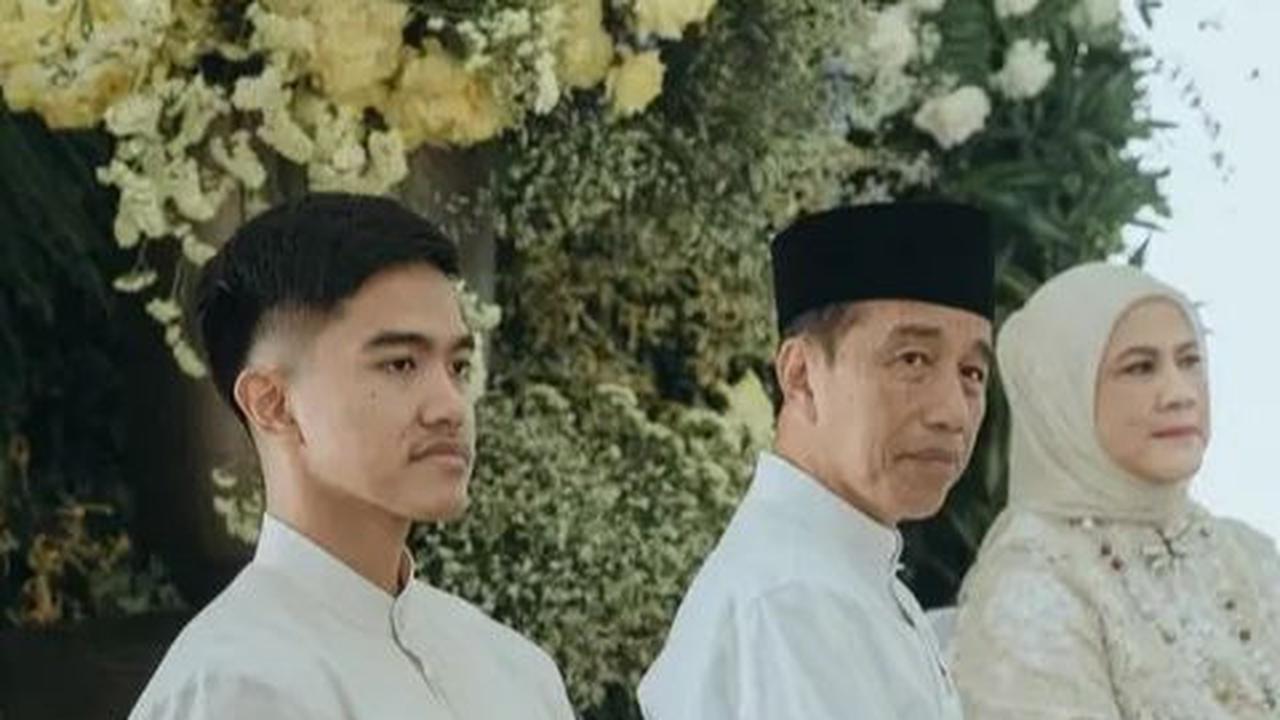 Dekorasi bernuansa hijau yang dipenuhi bunga membuat suasana ruangan semakin adem dan nyaman.