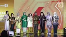Wakil Komisaris Utama SCM Suryani Zaini bersama Direktur Konten KLY Wenseslaus Manggut dan Pemimpin Redaksi Liputan6.com Irna Gustiawati
saat foto bersama dengan para penerima penghargaan perempuan hebat Indonesia dalam Anugrah Inspiratif Liputan6.com di Jakarta, Sabtu (8/7/2023). (Liputan6.com/Angga Yuniar)