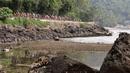 Para pebalap sepeda melintasi Pantai Teluk Bayur dalam Etape 1 Tour de Singkarak antara Painan, Kabupaten Pesisir Selatan menuju Pariaman, Sumatra Barat saat, Sabtu (3/10/2015). (Bola.com/Arief Bagus)
