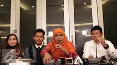 Menteri Sosial Khofifah Indar Parawansa (kedua kanan) memberikan keterangan mengenai 99 anak laki-laki yang dijual AR (41) ke komunitas gay di Jakarta, Rabu (31/8). (Liputan6.com/Johan Tallo)