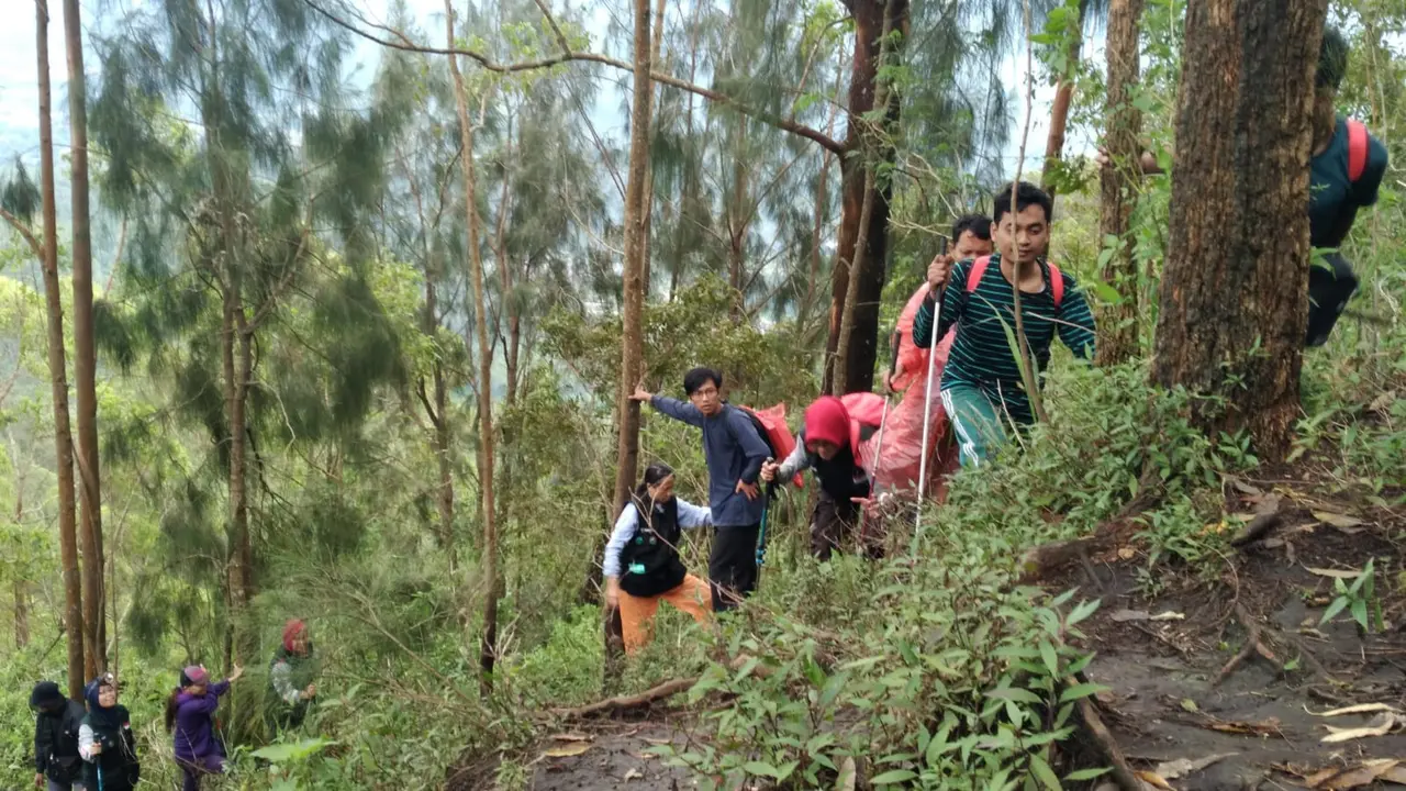 Peringati Hari Tongkat Putih Sedunia, Komunitas Disabilitas di Malang Lancarkan Kampanye Inklusif dengan Mendaki Gunung