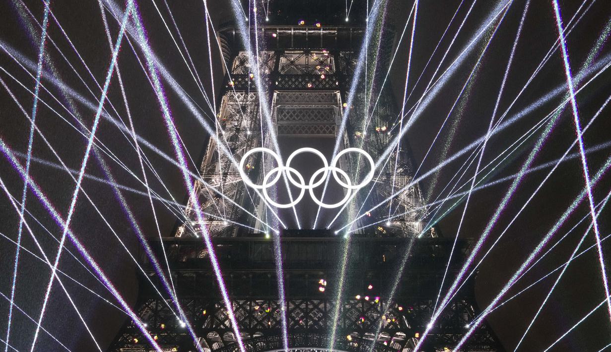 Menara Eiffel yang menjadi ikon kota Paris itu tampak begitu indah dengan bermandikan cahaya warna warni. (AP Photo/Andy Wong)
