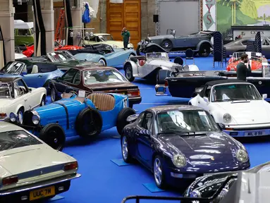 Sejumlah mobil klasik dan antik dipajang pada lelang Coys di London, Inggris (11/4). Rumah lelang Coys yang berbasis di Inggris ini melelang sebanyak 70 mobil klasik. (AP Photo / Frank Augstein)