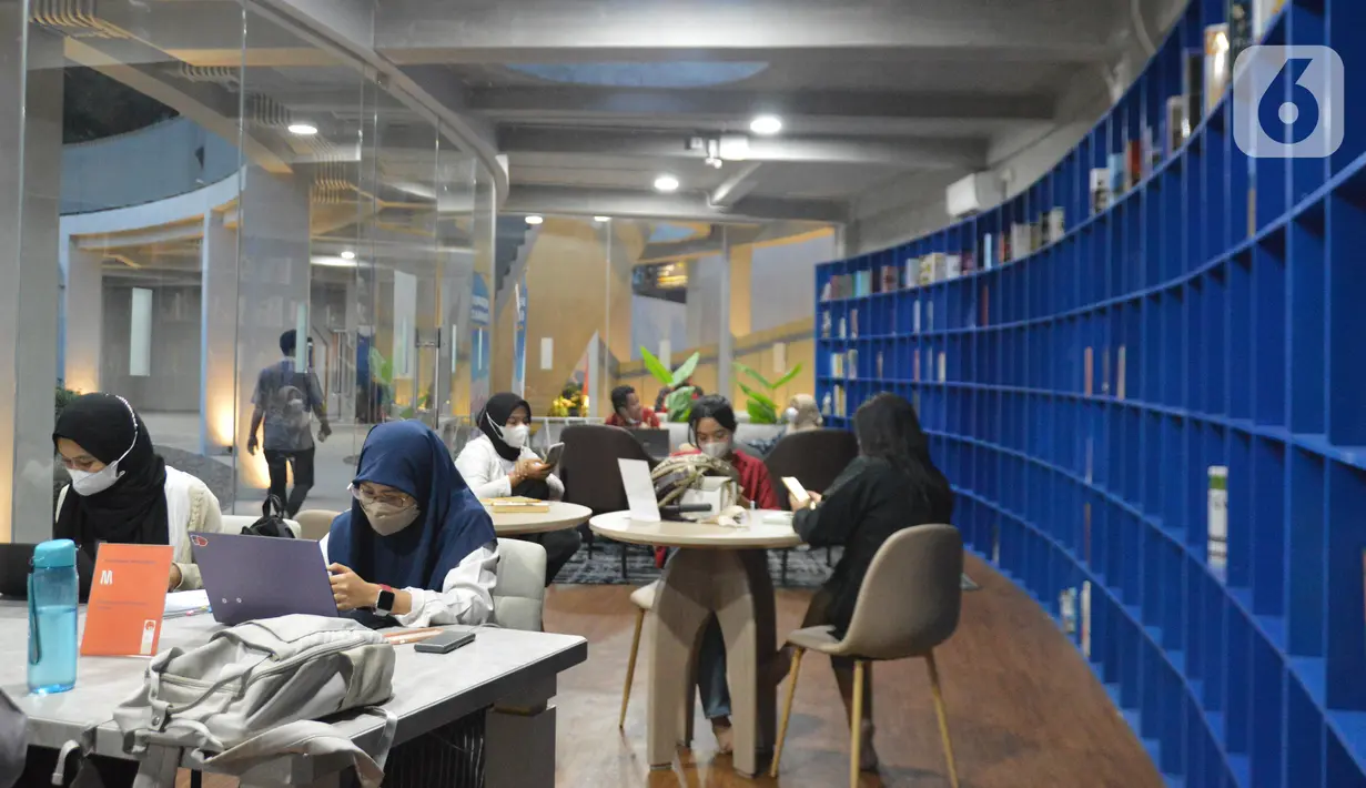 Suasana ruang perpustakaan di Taman Literasi Martha Christina Tiahahu di kawasan Blok M, Jakarta Selatan, Senin (19/9/2022). Ruangan perpustakaan ini merupakan hasil kolaborasi dengan Perpustakaan Jakarta, Gramedia, dan Pelangi Eka Nusa. (Liputan6.com/Magang/Aida Nuralifa)