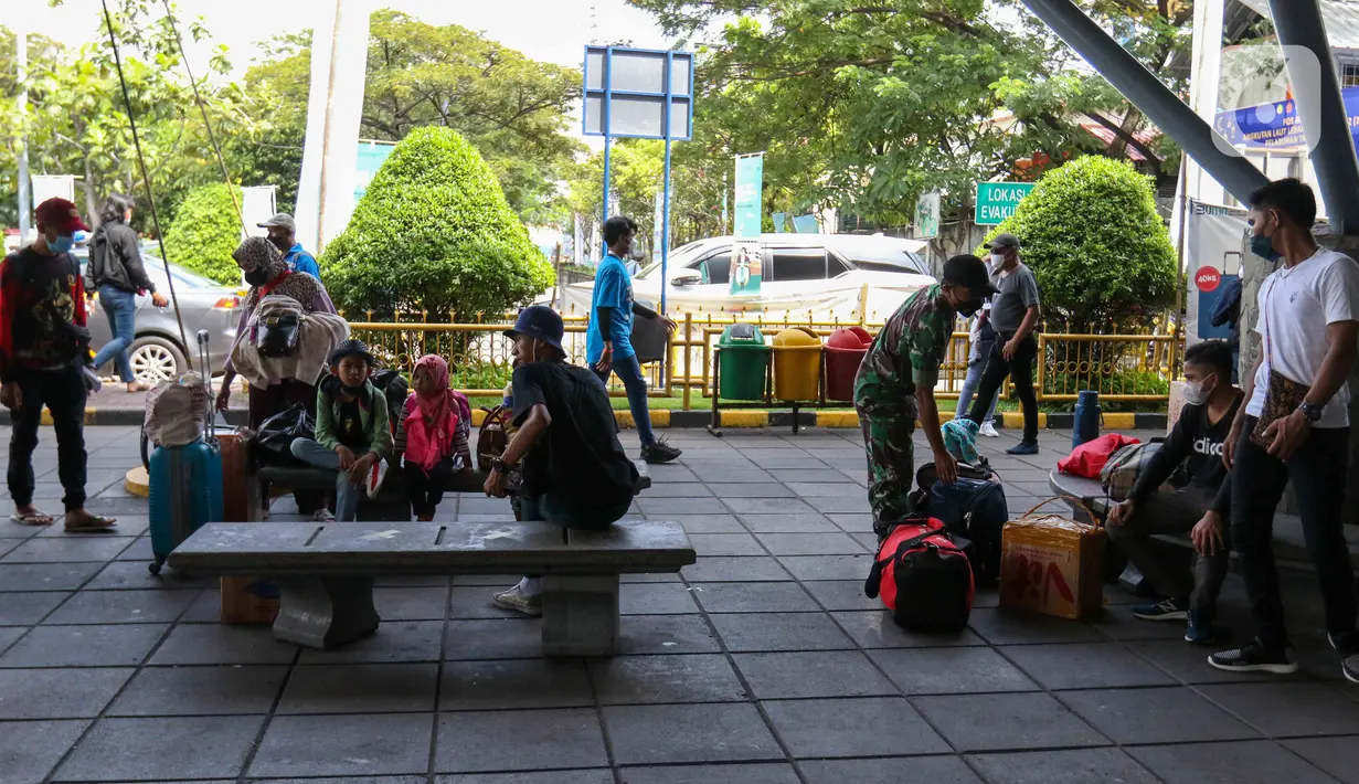 <p>Sejumlah penumpang yang ingin mudik menunggu keberangkatan menggunakan Kapal KM Dobonsolo tujuan Semarang di Pelabuhan Indonesia 2, Tanjung Priok, Jakarta Utara, Selasa, (26/42022). PT Pelayaran Nasional Indonesia (Persero) memprediksi penumpang kapal pada musim mudik 2022 ini bisa menembus 417.676 orang selama periode H-15 hingga H+15 Lebaran. (Liputan6.com/Herman Zakharia)</p>