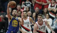 Pebasket Golden State Warriors, Stephen Curry, berusaha memasukkan bola saat melawan Portland Trail Blazers pada laga NBA 2019 di Moda Center, Senin, (20/5). Warriors menang 119-117 atas Blazers. (AP/Ted S. Warren)