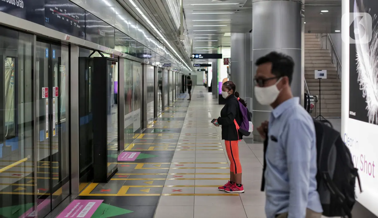 Sejumlah calon penumpang menunggu kedatangan Moda Raya Terpadu (MRT) saat Lebaran di salah satu stasiun di Jakarta, Minggu (24/5/2020). Di tengah pandemi virus corona COVID-19, masyarakat yang biasanya menjadikan MRT sebagai sasaran wisata saat Lebaran kini terpantau sepi. (Liputan6.com/Johan Tallo)