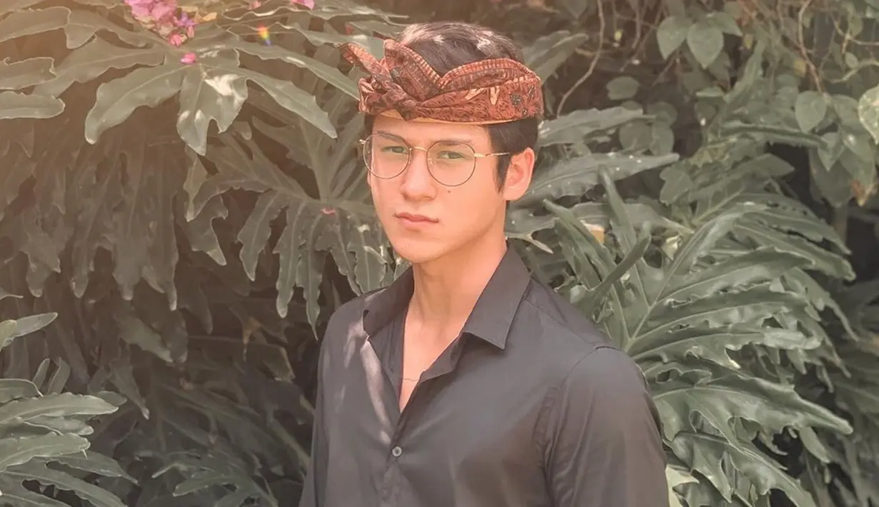 Selain melindungi dari sinar matahari, aktor kelahiran 1999 ini menggunakan kacamata berlensa bening sebagai penunjang penampilannya. Pria yang akrab disapa Antonio ini tampil beda dengan udeng khas Bali dan kacamatanya. (Liputan6.com/IG/@antonioblancojr)