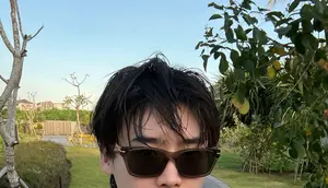 Lee Jong Suk Tampil Melokal Saat Liburan di Bali, Pamer Otot Kekar di Canggu
