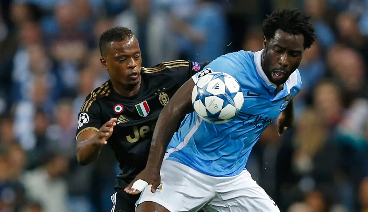 Penyerang Manchester City, Wilfried Bony (kanan) berusaha mengontrol bola dari kejaran bek Patrice Evra pada laga grup D Liga Champions di Etihad Stadium, Rabu (16/9/2015). Juventus menang atas Manchester City dengan skor 2-1. (Reuters/Carl Recine)