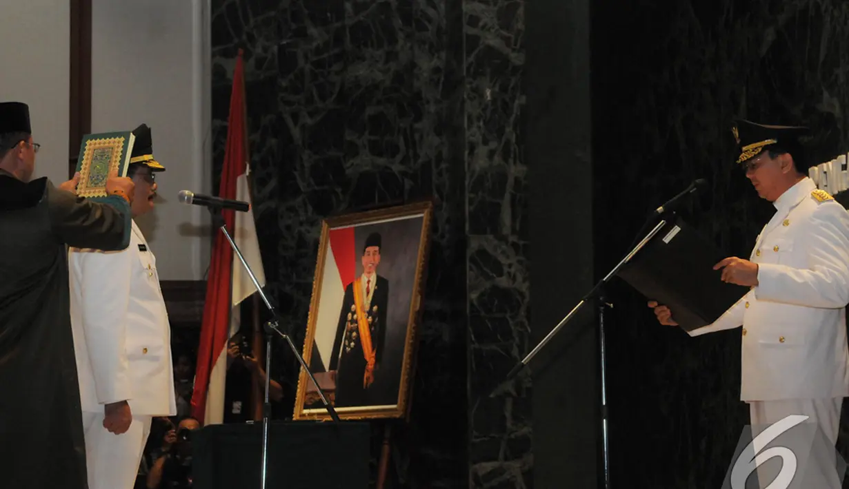 Gubernur DKI Jakarta Basuki Tjahaja Purnama atau Ahok secara resmi melantik Djarot Saiful Hidayat sebagai Wakil Gubernur DKI Jakarta, Jakarta, Rabu (17/12/2014). (Liputan6.com/Herman Zakharia)