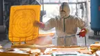 Pekerja mendisinfeksi kontainer berisi limbah medis di Wuhan Beihu Yunfeng Environmental Technology Co., Ltd. di Distrik Qingshan, Wuhan, Hubei, China, Rabu (4/3/2020). Merebaknya virus corona (COVID-19) menyebabkan Kota Wuhan dipenuhi dengan limbah medis yang harus segera dibuang. (Xinhua/Cai Yang)