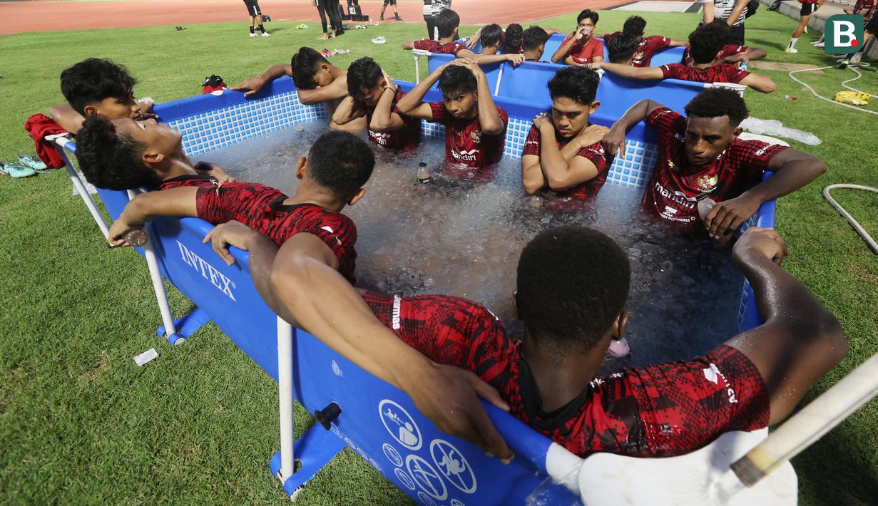 Sejumlah pemain Timnas Indonesia U-19 melakukan Ice bath atau berendam dengan air es setelah menjalani latihan di Stadion Madya, Senin (1/7/2024). (Bola.com/M Iqbal Ichsan)