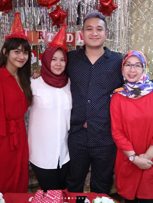 “Late night surprise for @gilangdirga's 28th birthday 🎉. thank you all cousins for being so helpful last night. HAPPY BIRTHDAY AGAIN, BABY!! HOPE YOU LIKE IT,” tulis Adies.  (Instagram/adieztyfersa)
