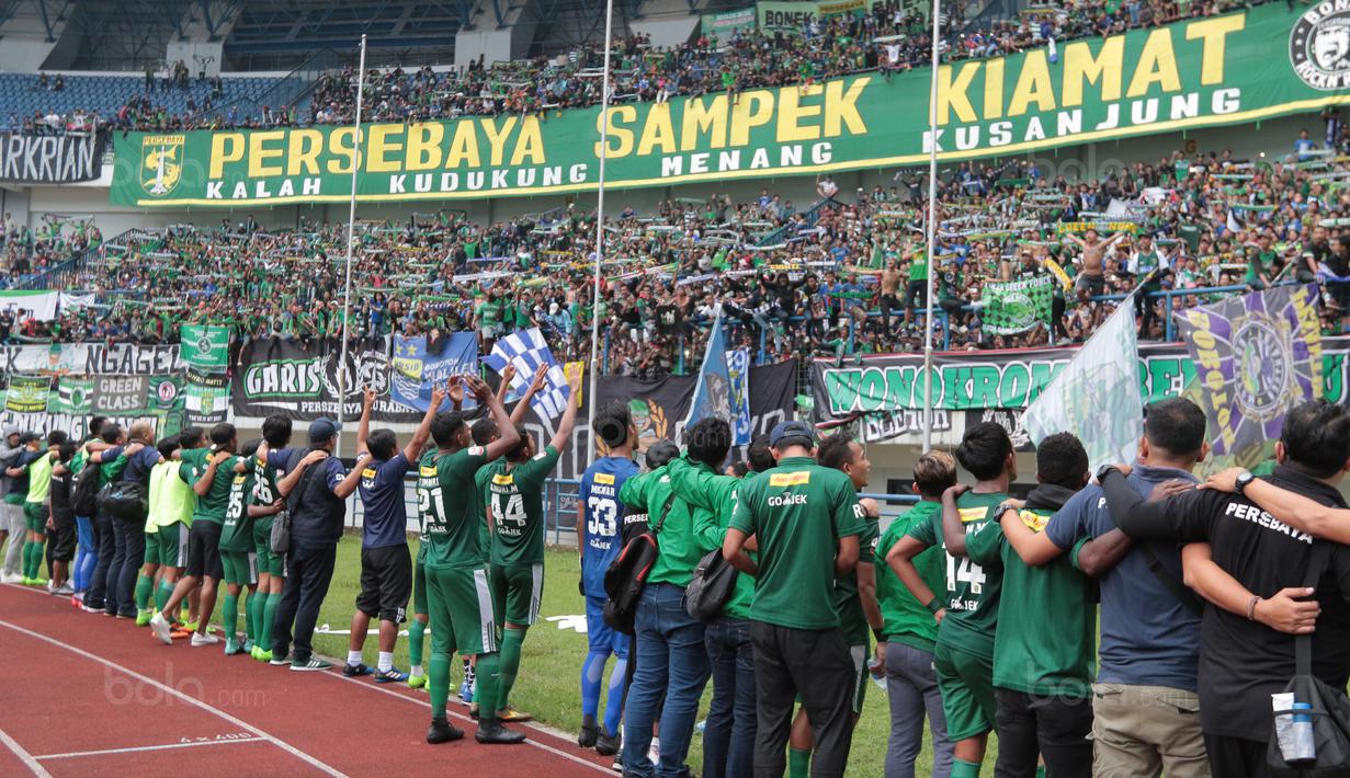 Pemain dan official Persebaya Surabaya menyapa ribuan Bonek usai laga melawan PSPS Riau pada laga 8 Besar Liga 2 Grup Y di Stadion GBLA, Bandung, Sabtu (18/11/2017). Persebaya Menang 1-0. (Bola.com/Nicklas Hanoatubun)