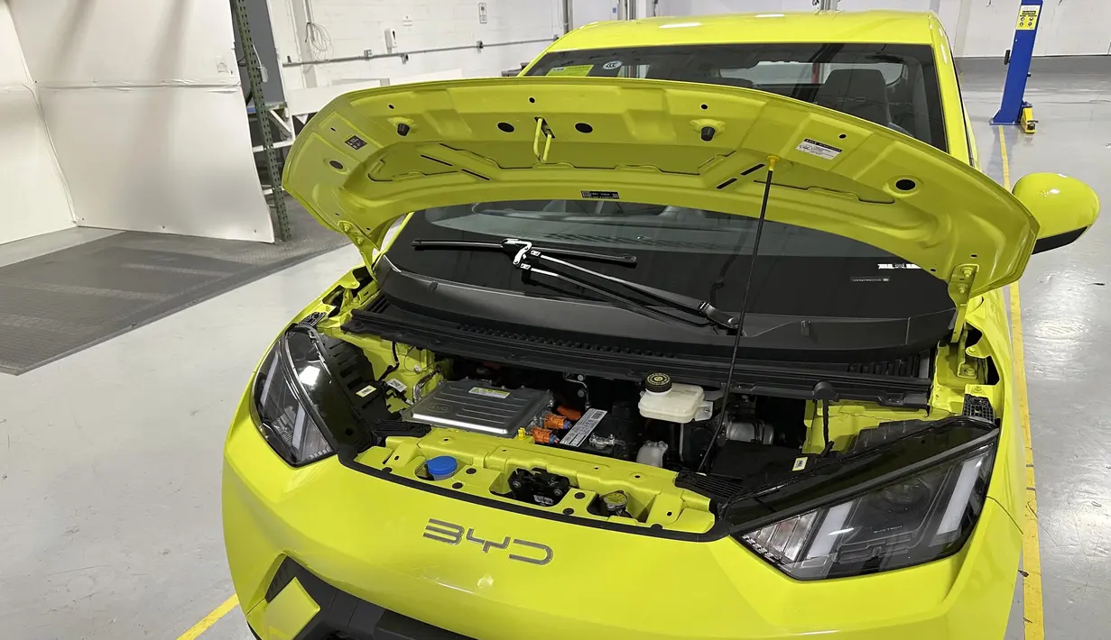 Baterai pada BYD Seagull menawarkan jangkauan 300 km dan 380 km, berdasar metode pengetesan NEDC. Selain itu, baterai dapat terisi dari 30 persen hingga 80 persen hanya dalam 30 menit dengan pengisian DC fast charging. (AP Photo/Mike Householder)