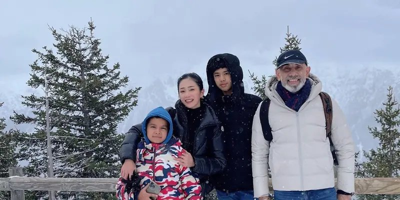Seru Main Salju, Ini Potret Liburan Bunga Zainal Bersama Keluarga ke Swiss