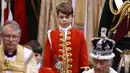 Pages of Honor, Pangeran George menjadi pendamping Raja Charles III di upacara penobatan kakeknya tersebut di Westminster Abbey, London, Sabtu (6/5/2023). (Photo by Gareth Cattermole / POOL / AFP)