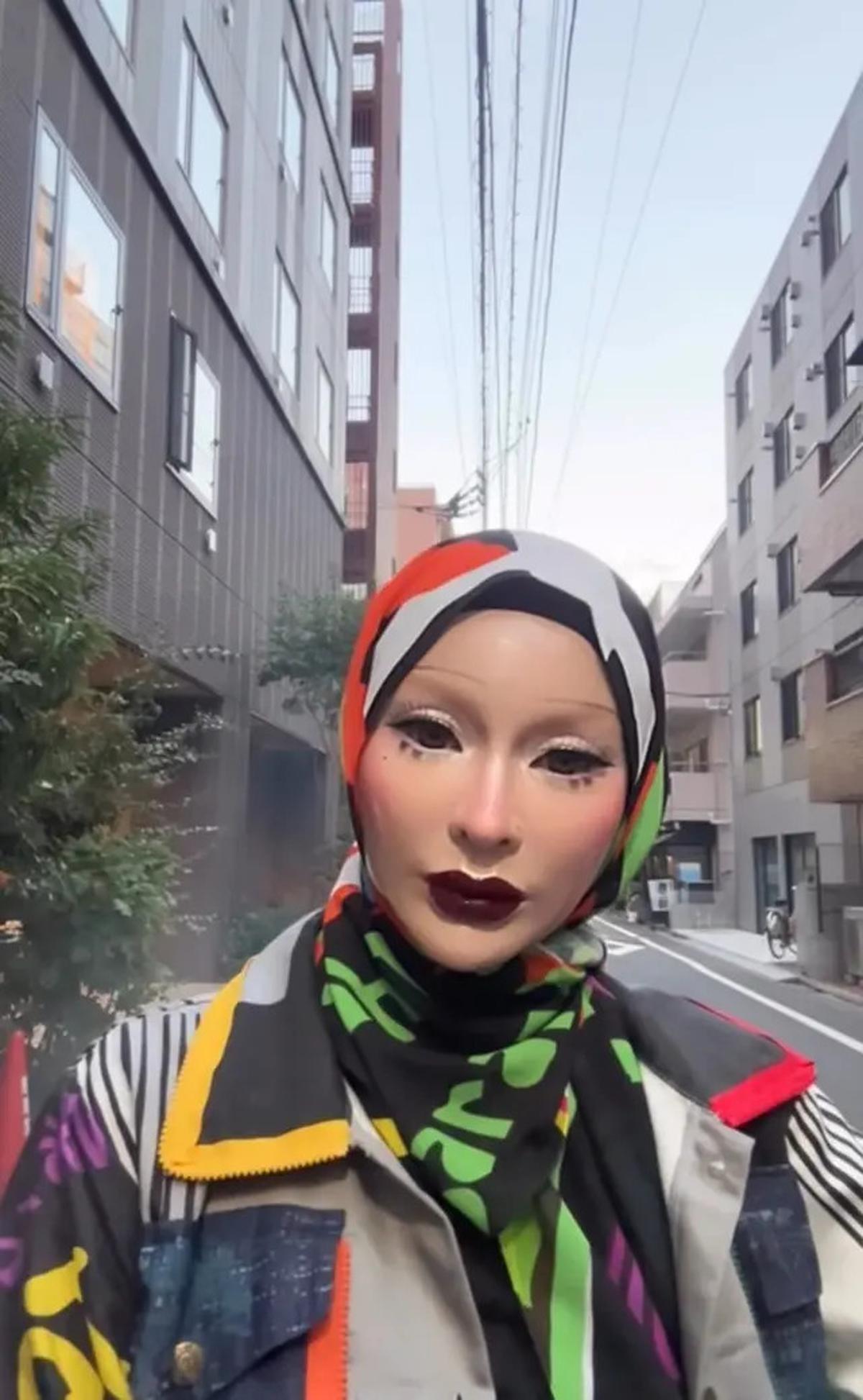 7 Potret Sarah Vi Pakai Makeup Porcelain, Tebalnya Bak Boneka Jepang
