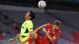 Penyerang Bayern Munchen, Thomas Mueller, berebut bola dengan bek Atletico Madrid, Stefan Savic, pada laga Grup A Liga Champions 2020/2021 di Allianz Arena, Kamis (22/10/2020) dini hari WIB. Bayern Munchen menang 4-0 atas Atletico Madrid. (AFP/Andreas Gebert/pool)