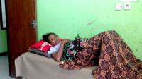 Istri Linus terkulai lemas akibat pendarahan hebat gara-gara puskesmas kosong. Foto: (Ola Keda/Liputan6.com)