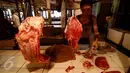 Suasana kios penjualan daging di salah satu pasar di Jakarta, , Senin (22/6/2015). Harga daging sapi kembali normal setelah sebelumnya sempat mengalami kenaikan hingga mencapai Rp.110rb/kg. (Liputan6.com/Yoppy Renato)