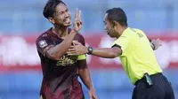 Bek PSM Makassar, Zulkifli Syukur melakukan protes kepada wasit Asep Yandis saat melawan Borneo FC dalam laga matchday ke-3 Grup B Piala Menpora 2021 di Stadion Kanjuruhan, Malang, Rabu (31/3/2021). (Bola.com/M Iqbal Ichsan)