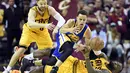 Duel Stephen Curry asal Goleden State Warriors dengan pemain Cleveland Cavaliers, LeBron James (23) pada gim ketiga final NBA. (Bob Donnan-USA TODAY Sports)