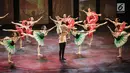 Pebalet Namarina Youth Dance (NYD) mementaskan karya bertajuk Anantari di Teater Jakarta, Taman Ismail Marzuki, Jakarta, Jumat (23/11). Anantari mengisahkan perjalanan seorang gadis ke seluruh dunia. (Liputan6.com/Fery Pradolo)