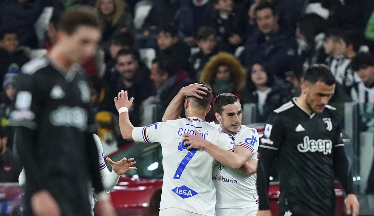 Pemain Sampdoria, Filip Duricic, melakukan selebrasi setelah mencetak gol ke gawang Juventus pada laga pekan ke-26 Serie A 2022/2023 di Allianz Stadium, Senin (13/03/2023). (Spada/LaPresse via AP)