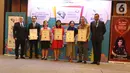 Perwakilan PT Surya Citra Media Tbk (SCM), Helen Melinda (ketiga kiri) berfoto bersama usai menerima penghargaan dalam acara Global Brand Excellence Arwards di Jakarta, Kamis (24/10/2019). PT SCM Tbk menerima penghargaan kategori Indonesia Best Brand Awards 2019. (Liputan6.com/Herman Zakharia)