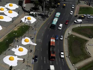 Telur ceplok raksasa berhamburan di jalanan Kota Santiago, Chile, 8 November 2016. Telur mata sapi raksasa ini merupakan bagian dari festival seni Hecho en Casa. (REUTERS / Pablo Sanhueza)