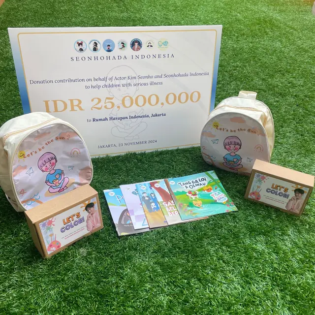 Fans Kim Seon Ho di Indonesia menggalang dana Rp25 juta lewat buku hasil video fans project, yang disumbangkan untuk anak-anak di Rumah Harapan Indonesia, memberi harapan dan inspirasi untuk kesembuhan. (Foto: Istimewa)