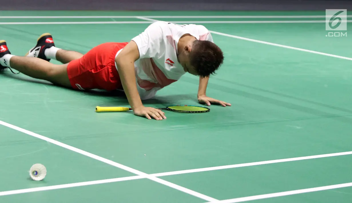 Ganda putra Indonesia, Fajar Alfian berusaha bangkit usai terjatuh saat melawan pemain China Zhang Nan/Liu Cheng pada final Beregu Putra Asian Games 2018 di Istora Kompleks GBK, Rabu (22/8). Indonesia kalah 1-3. (Liputan6.com/Helmi Fithriansyah)