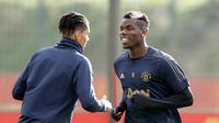 Pemain Manchester United, Paul Pogba (kanan) saat sesi latihan di Aon Training Complex, Manchester, Inggris, Senin (22/10). Saat ini, Juventus dan Manchester United belum pernah kemasukan alias gawang mereka masih 'perawan'. (Martin Rickett/PA via AP)
