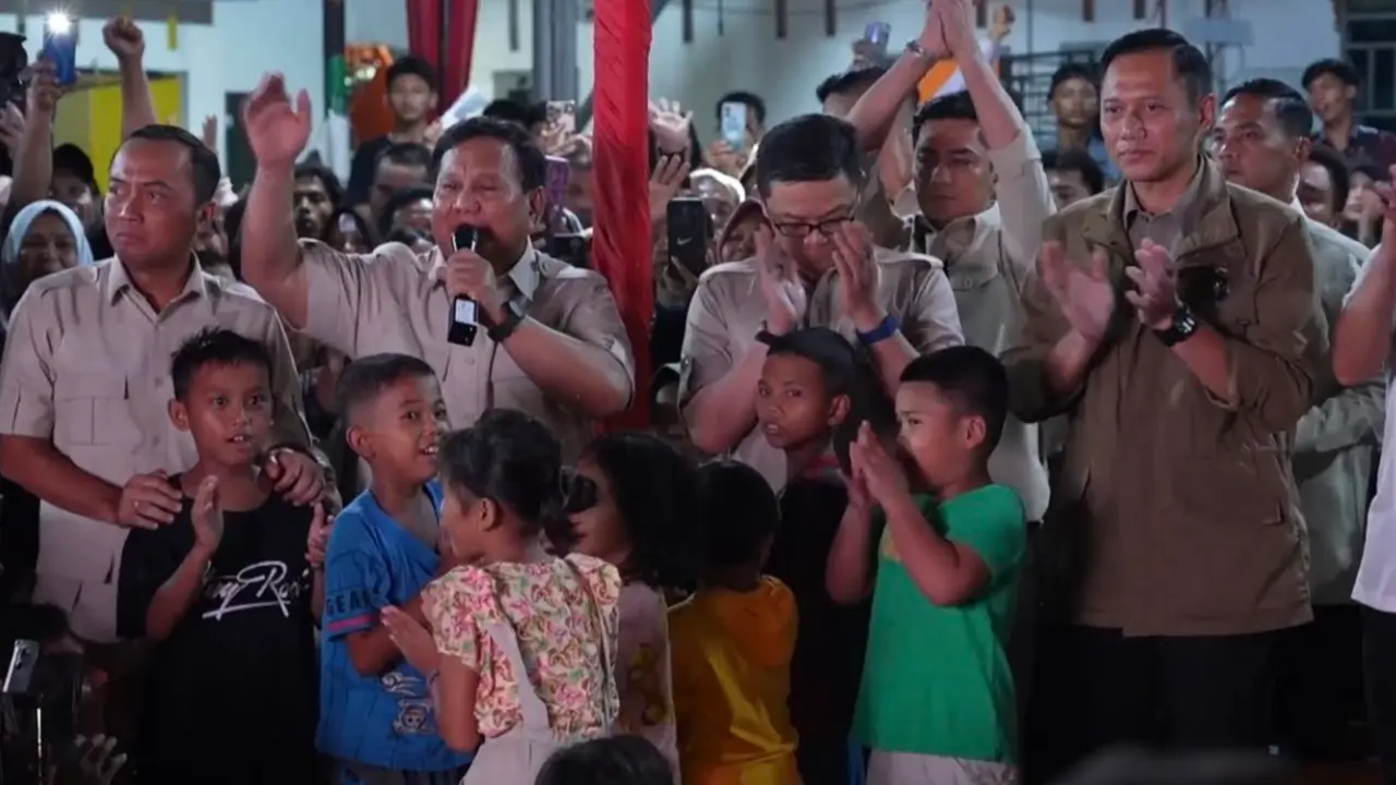 Prabowo dan warga Tapsel di Pengungsian