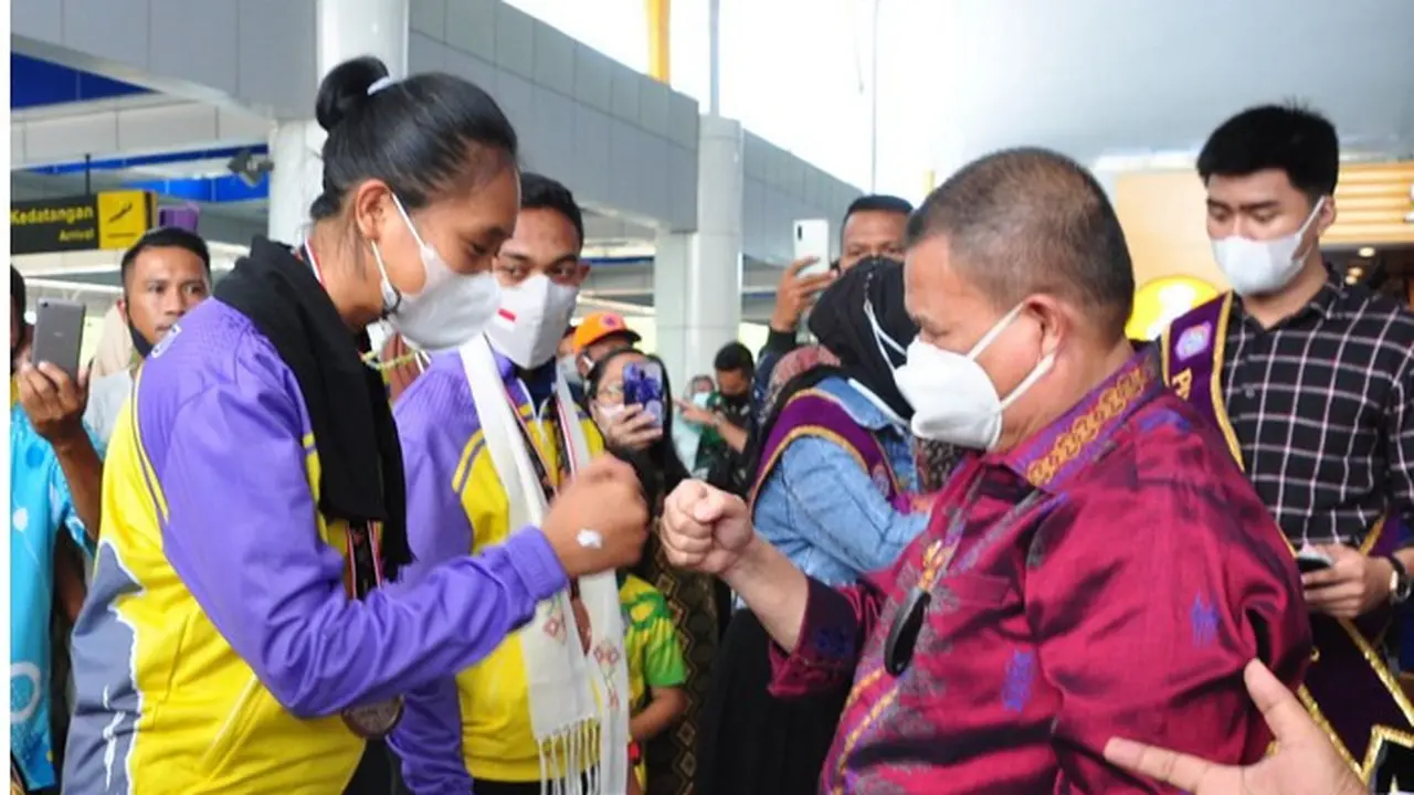 Wagub Gorontalo H. Idris Rahim (kanan) menyambut kedatangan kontingen PON Gorontalo di Bandara Djalaludin, Jumat (15/10/2021). (Foto : Haris (Arfandi Ibrahim/Liputan6.com)