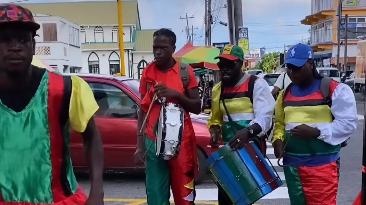 Orang Guyana di jalanan kotanya