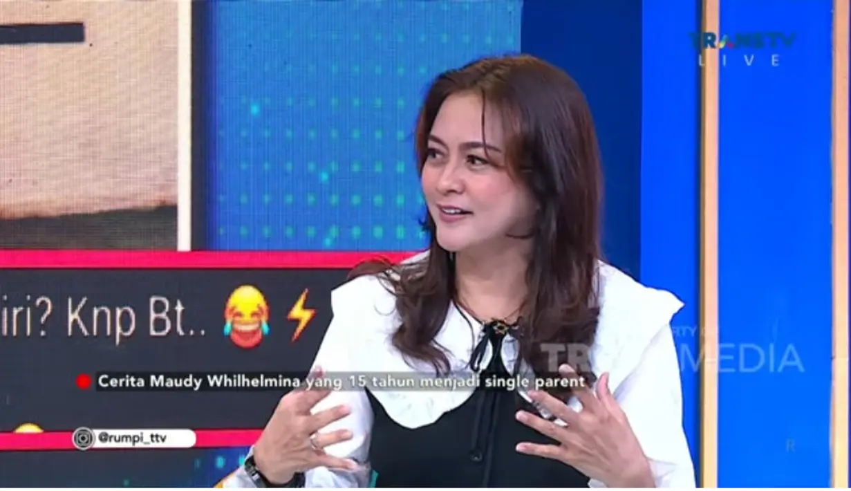 "15 tahun kamu tak berusaha untuk apa gitu," tanya Feni Rose seperti dilansir dari kanal Youtube Trans TV Official. 
 [Youtube/TRANS TV Official]