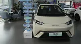 BYD Motor Indonesia akan segera merilis mobil istrik terbarunya di gelaran Gaikindo Indonesia International Auto Show (GIIAS) 2025. Dikabarkan, salah satu model yang bakal dihadirkan adalah BYD Seagull. (AP Photo/Ng Han Guan)