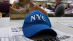 Sebuah Topi berada di meja di pusat Layanan Komunitas Korea di New York (10/8). Komunitas Korea berharap diplomasi bisa mengatasi ketegangan AS dan Korut. (AFP Photo/Don Emmert/To Go With AFP STORY by Jennie Matthew, NKorea-US-nuclear-diaspora)