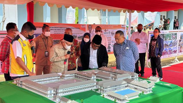 Wakil Presiden (Wapres) Ma’ruf Amin mengunjungi SMKN 1 Rangas, Mamuju, Sulawesi Barat dalam rangka meninjau proyek rehabilitasi dan rekonstruksi pasca gempa.