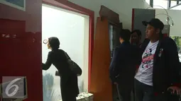 Wanda Hamidah melihat lubang bekas peluru di Museum Trisakti, Jakarta, Selasa (10/5). Kedatangan Wanda dan Pandji untuk mengenang Tragedi 1998 yang terjadi 18 tahun silam. (Liputan6.com/Herman Zakharia)