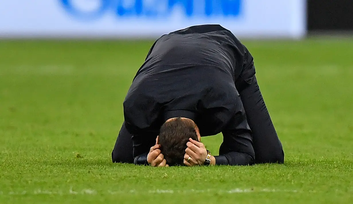 Manajer Tottenham Hotspur, Mauricio Pochettino merayakan kemenangan timnya atas Ajax Amsterdam pada akhir laga kedua semifinal Liga Champions 2018/19 di Stadion Johan Cruyff, Rabu (8/5). Tottenham melaju ke Final Liga Champions usai mengalahkan Ajax 3-2. (AP Photo/Martin Meissner)