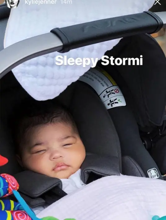Tak hanya itu, Kylie pun tak lupa membagikan potret Stormi saat mengantuk. (instagram/kyliejenner)