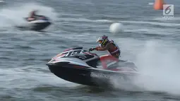 Atlet Jetski Indonesia, Aero Sutan Aswar saat Final Moto4 Jetski kelas Runabout Limited Asian Games di Pantai Ancol, Jakarta, Jumat (24/8). Aero Sutan harus puas dengan medali perak, emas diraih Allanjawi dari UAE. (Liputan6.com/Helmi Fithriansyah)