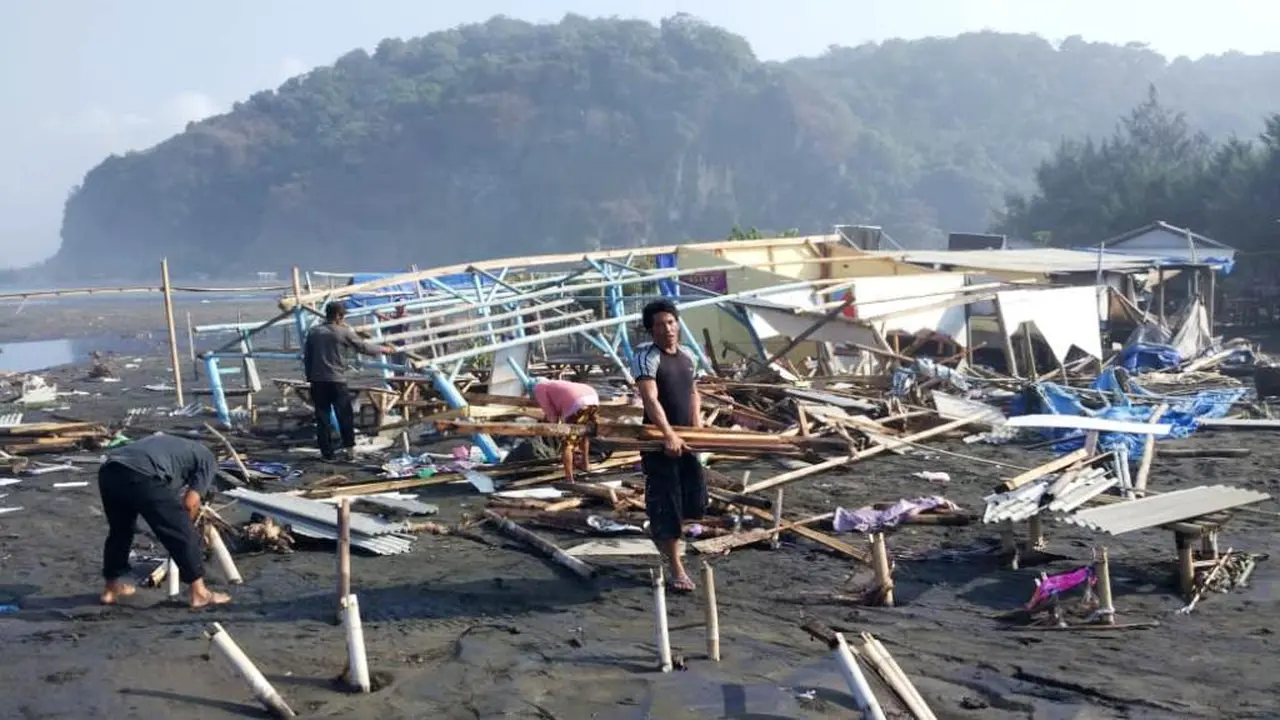 Dampak gelombang tinggi di perairan selatan Cilacap, 2018. (Foto: Liputan6.com/BPBD/Muhamad Ridlo)