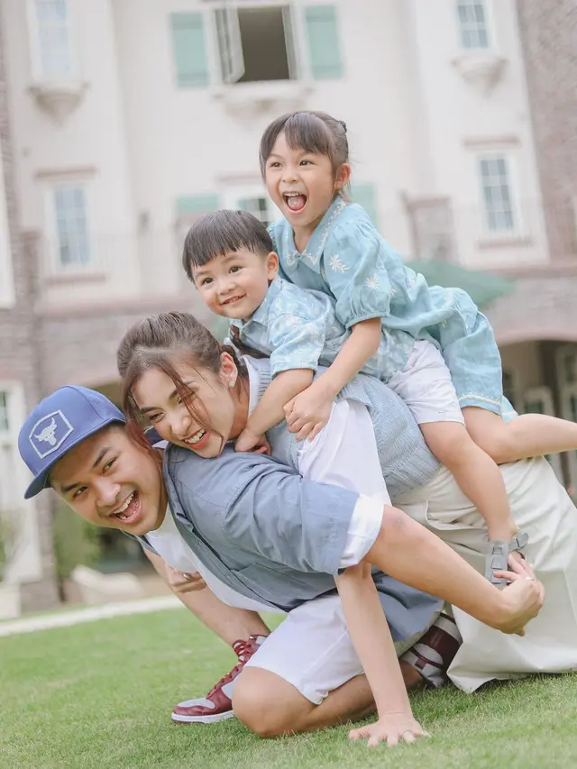 Chelsea Olivia dan keluarga. (Foto: Dok. Instagram @chelseaoliviaa)