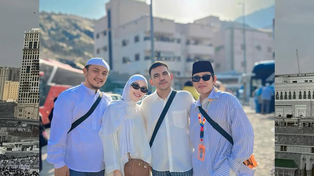 Potret Ayu Ting Ting Kenakan Gamis Serba Putih saat Umrah dengan Keluarga